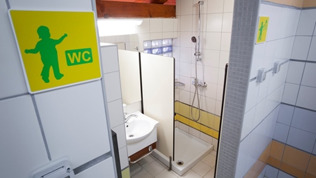Kindvriendelijke badkamer met WC-bord en douche