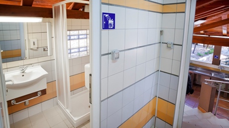 Interieur van een modern openbaar toilet met douchevoorzieningen