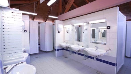 Ruime openbare badkamer met meerdere wastafels en spiegels