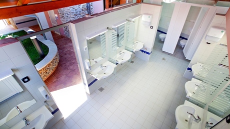 Moderne campingtoiletvoorzieningen met wastafels en spiegels