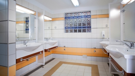 Moderne openbare toiletruimte met meerdere wastafels en spiegels