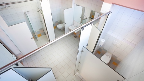 Moderne openbare toiletruimte met schotten en toiletten