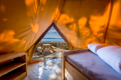 Interieur van een tent bij Baldarin met een schilderachtig uitzicht op de oceaan