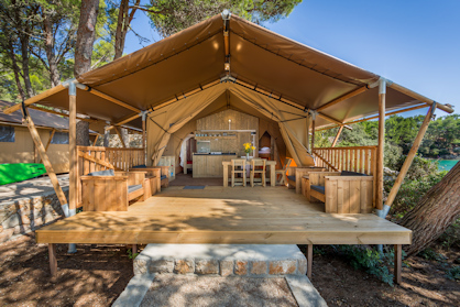Luxe Baldarin-tentaccommodatie met houten dek in een natuurlijke omgeving