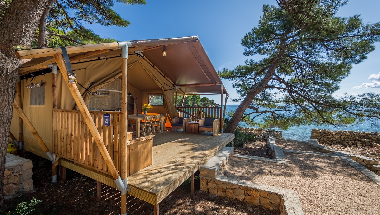 Glamping-Zelt bei Baldarin mit Blick auf das Meer