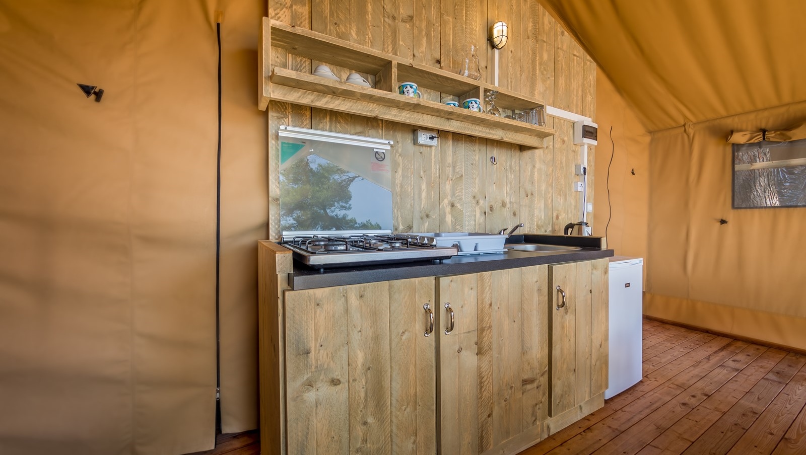 Area cucina all'interno di una tenda glamping Baldarin